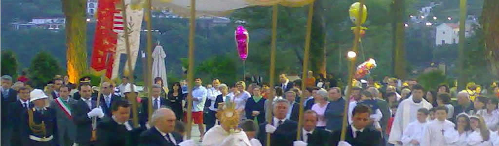 L'Eucarestia. Il massimo dono di Dio per noi. L'Eucarestia. Il massimo dono di Dio per noi.